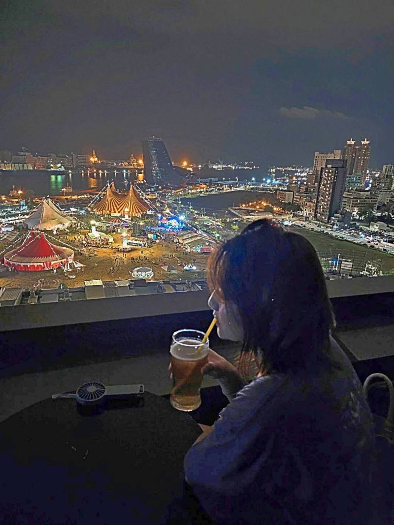 851227港景咖啡廳~只要百元消費,盡賞百萬夜景!高雄人也不知道的低調景觀咖啡! - 第9張圖