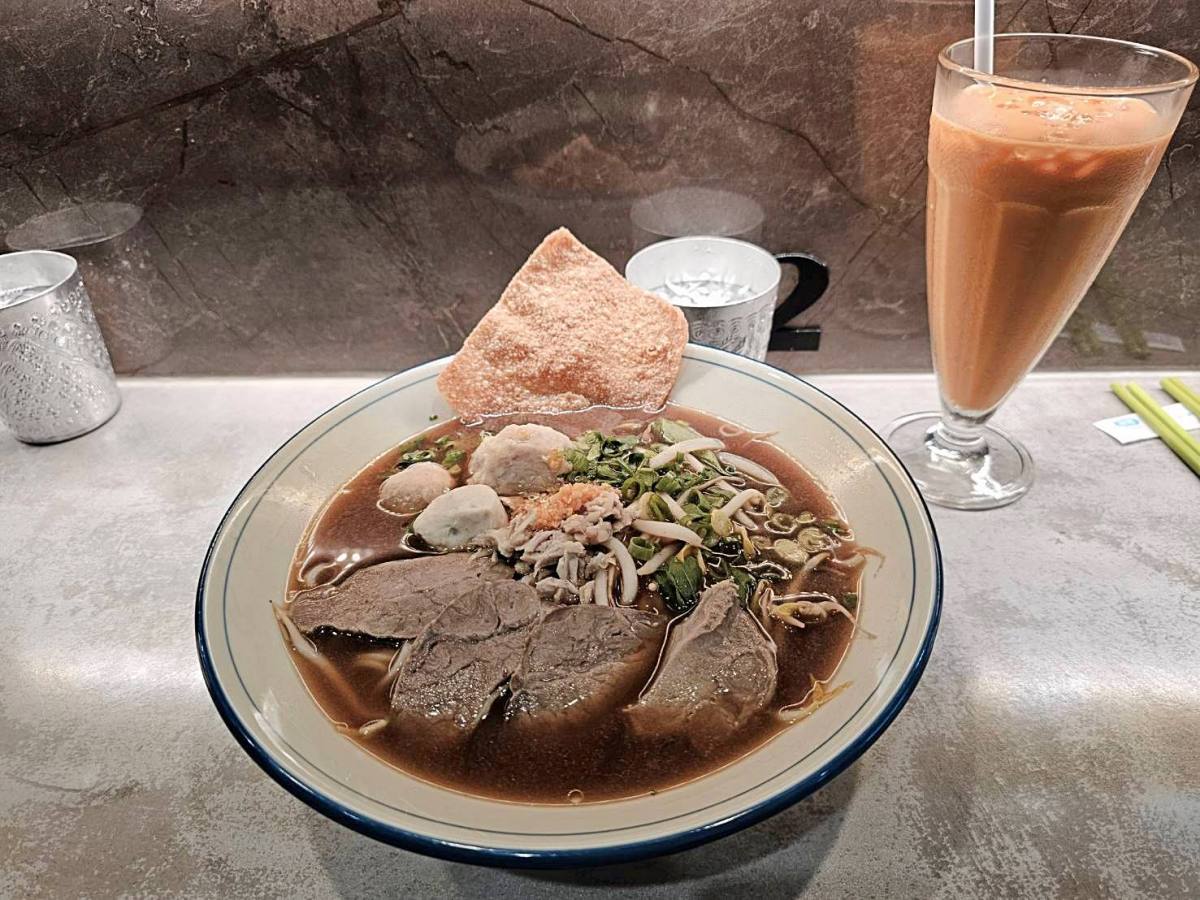 台南必吃美食！賽真船麵：台南最好吃的泰國船麵，沒有之一！泰國主廚把泰國街頭小吃帶進台灣！湯頭濃郁、麵體Ｑ彈！還能免費續湯！