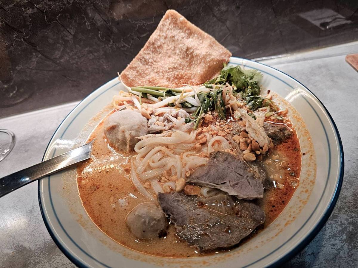 台南必吃美食！賽真船麵：台南最好吃的泰國船麵，沒有之一！泰國主廚把泰國街頭小吃帶進台灣！湯頭濃郁、麵體Ｑ彈！還能免費續湯！