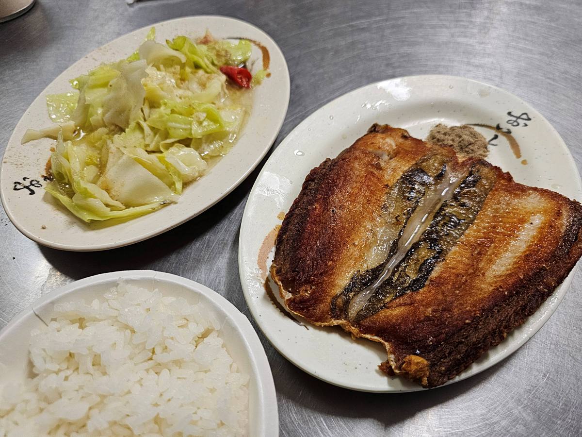 【旗津美食】在地人狂推!正古早味熱炒:懶得開伙的晚餐首選!老字號小店必點「煎魚肚、螺肉、汆燙蝦」 - 第3張圖 【旗津美食】在地人狂推!正古早味熱炒:懶得開伙的晚餐首選!老字號小店必點「煎魚肚、螺肉、汆燙蝦」