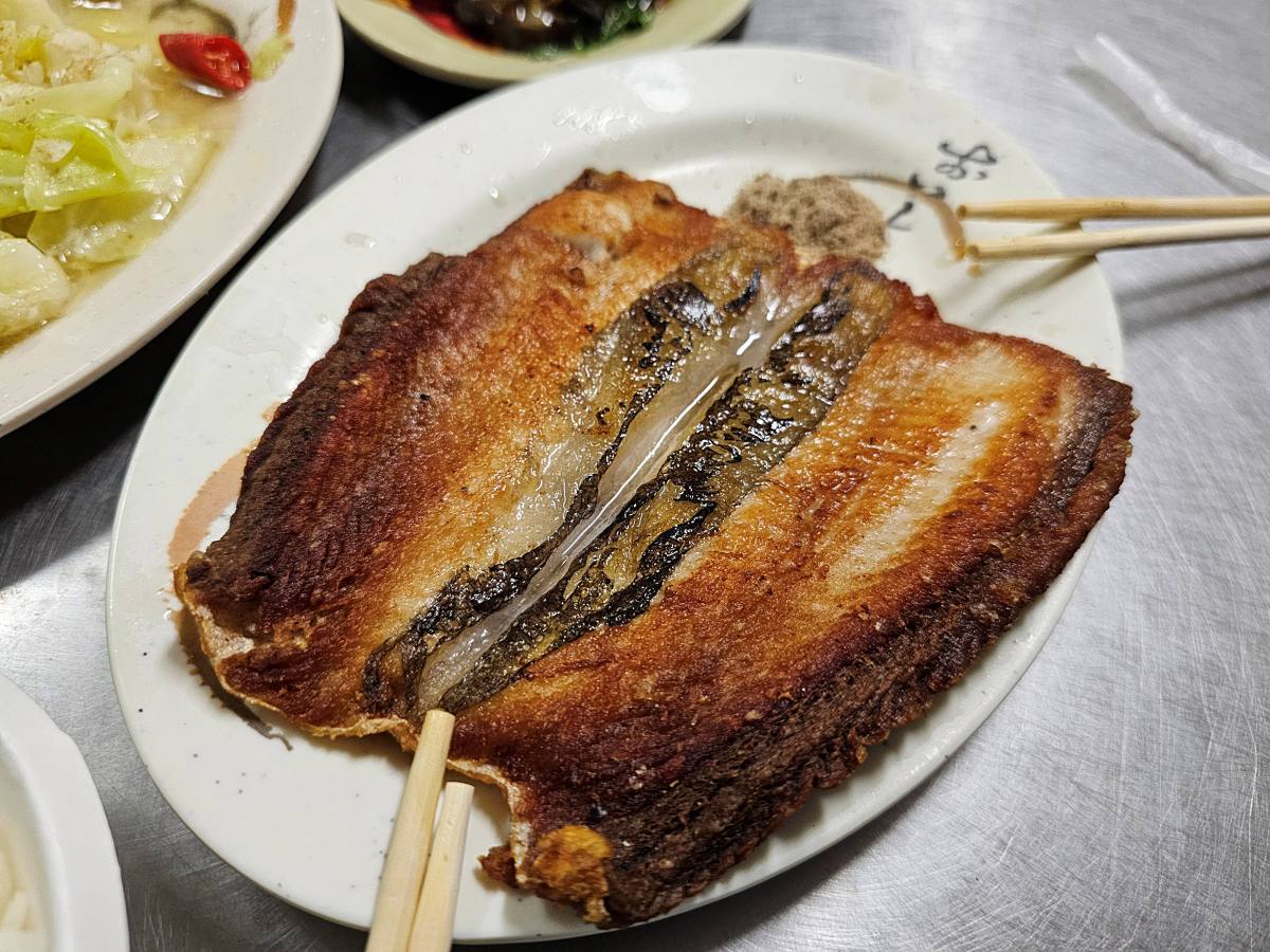 【旗津美食】在地人狂推!正古早味熱炒:懶得開伙的晚餐首選!老字號小店必點「煎魚肚、螺肉、汆燙蝦」 - 第4張圖 【旗津美食】在地人狂推!正古早味熱炒:懶得開伙的晚餐首選!老字號小店必點「煎魚肚、螺肉、汆燙蝦」