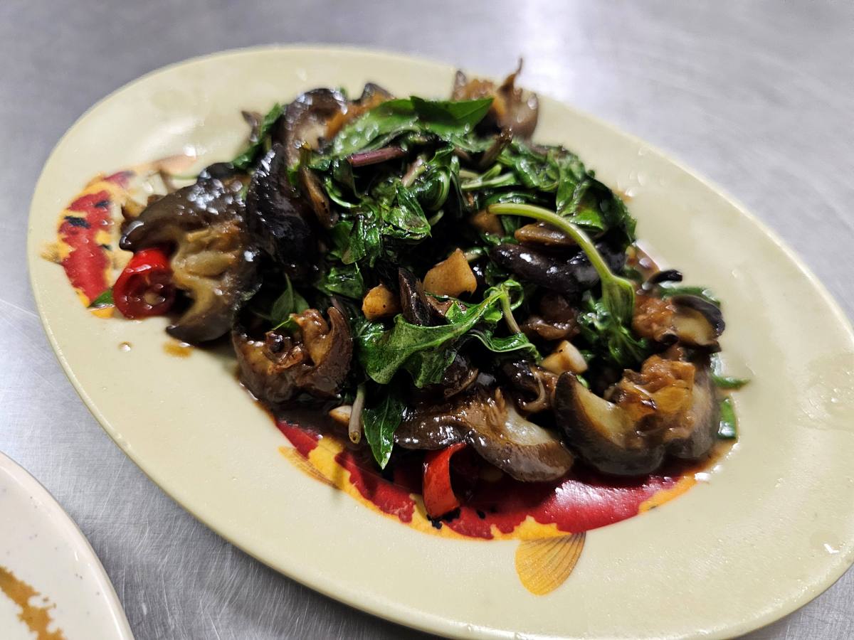 【旗津美食】在地人狂推!正古早味熱炒:懶得開伙的晚餐首選!老字號小店必點「煎魚肚、螺肉、汆燙蝦」 - 第6張圖 【旗津美食】在地人狂推!正古早味熱炒:懶得開伙的晚餐首選!老字號小店必點「煎魚肚、螺肉、汆燙蝦」