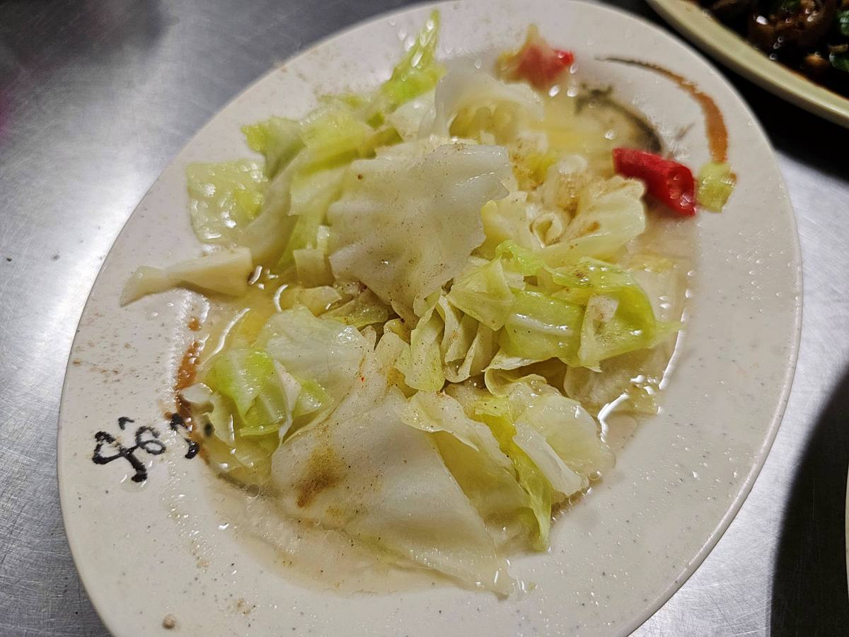 【旗津美食】在地人狂推!正古早味熱炒:懶得開伙的晚餐首選!老字號小店必點「煎魚肚、螺肉、汆燙蝦」 - 第5張圖 【旗津美食】在地人狂推!正古早味熱炒:懶得開伙的晚餐首選!老字號小店必點「煎魚肚、螺肉、汆燙蝦」