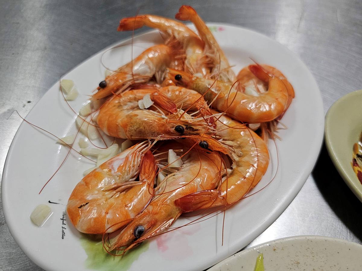 【旗津美食】在地人狂推!正古早味熱炒:懶得開伙的晚餐首選!老字號小店必點「煎魚肚、螺肉、汆燙蝦」 - 第7張圖 【旗津美食】在地人狂推!正古早味熱炒:懶得開伙的晚餐首選!老字號小店必點「煎魚肚、螺肉、汆燙蝦」