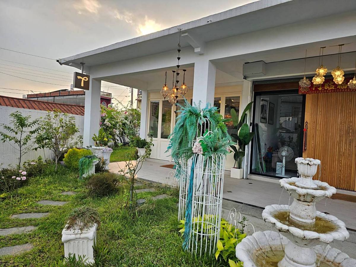 【屏東新園天森咖啡】可達鴨陪你玩！在地人「秘密花園」：低消100元、一週只開4天！