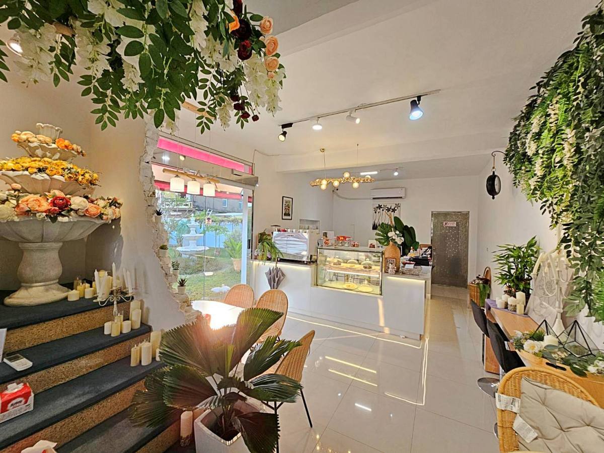 【屏東新園天森咖啡】可達鴨陪你玩！在地人「秘密花園」：低消100元、一週只開4天！