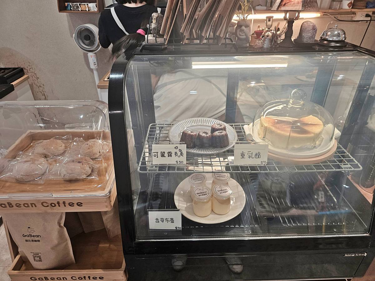 【高雄前金區】GaBean coffee 珈比恩咖啡長生店：在地人激推 4.9 星甜點！實測超驚艷「大人味提拉米蘇」｜隱身巷弄、值得二訪的不限時咖啡廳