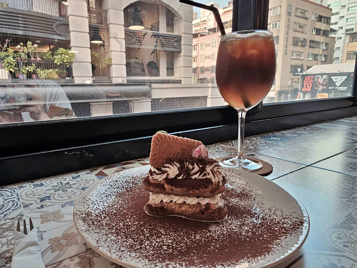 【高雄前金區】GaBean coffee 珈比恩咖啡長生店：在地人激推 4.9 星甜點！實測超驚艷「大人味提拉米蘇」｜隱身巷弄、值得二訪的不限時咖啡廳