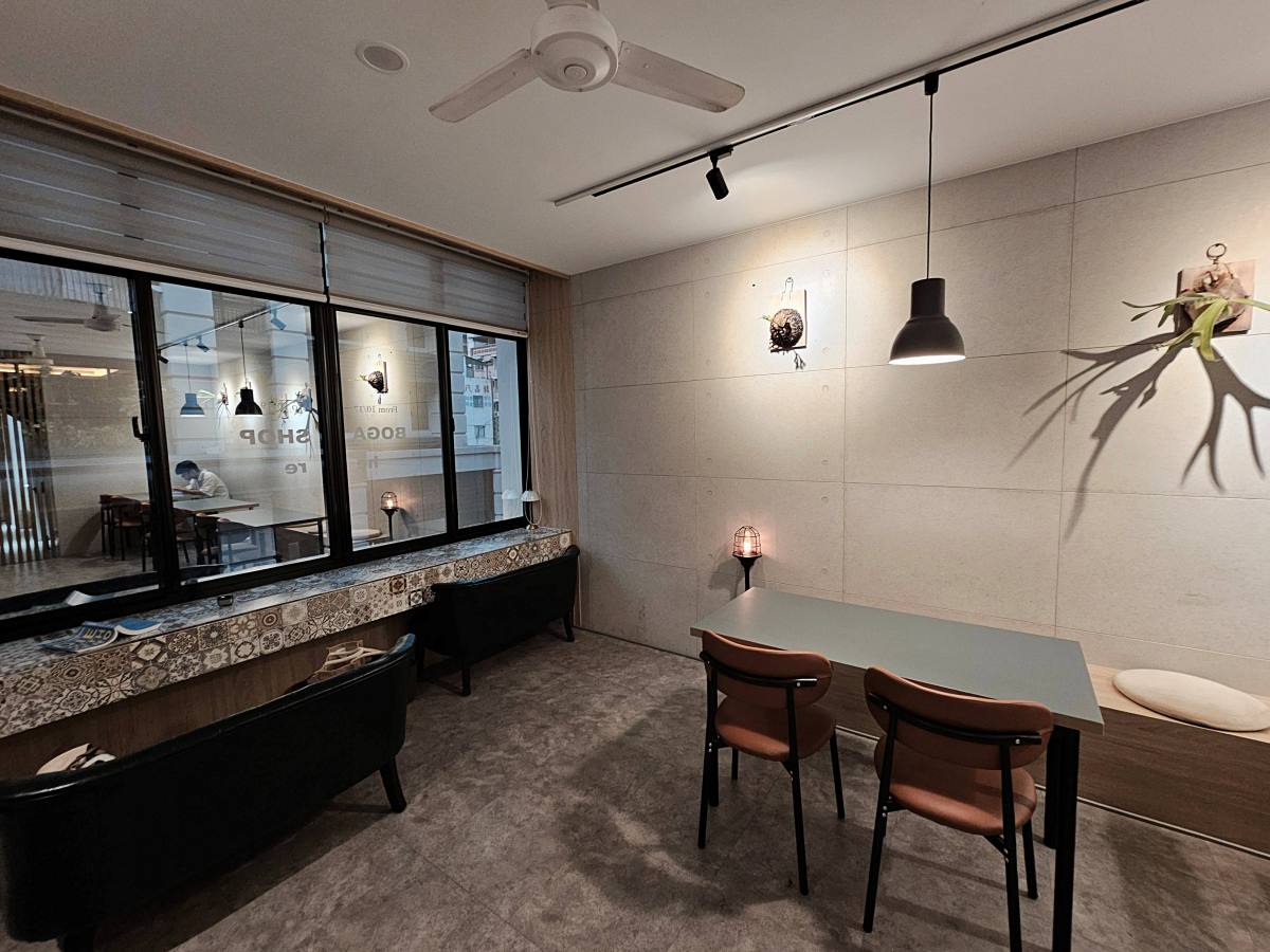 【高雄前金區】GaBean coffee 珈比恩咖啡長生店：在地人激推 4.9 星甜點！實測超驚艷「大人味提拉米蘇」｜隱身巷弄、值得二訪的不限時咖啡廳