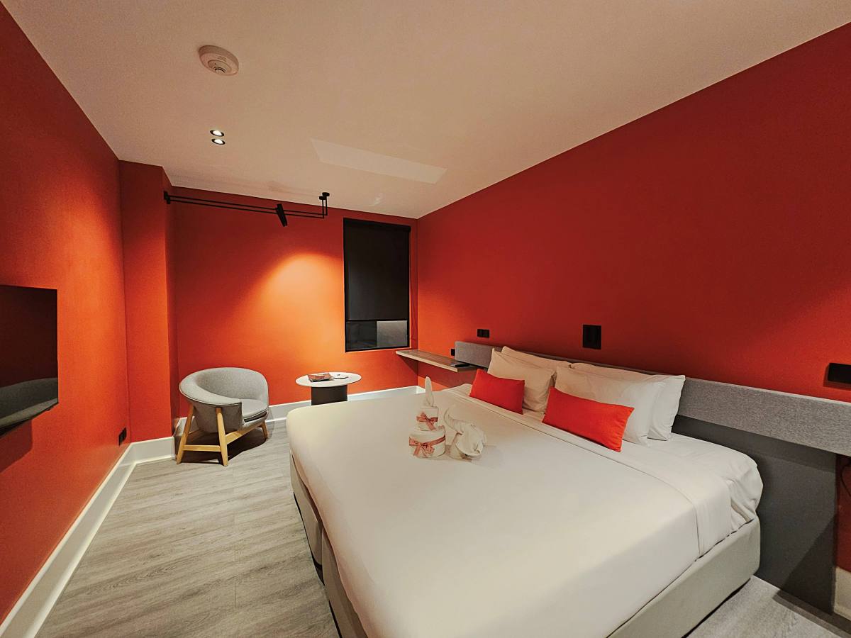 【清邁住宿】Travelodge Nimman 開箱：小資族必收！尼曼區高CP值飯店，頂樓泳池、早餐、房型全攻略！