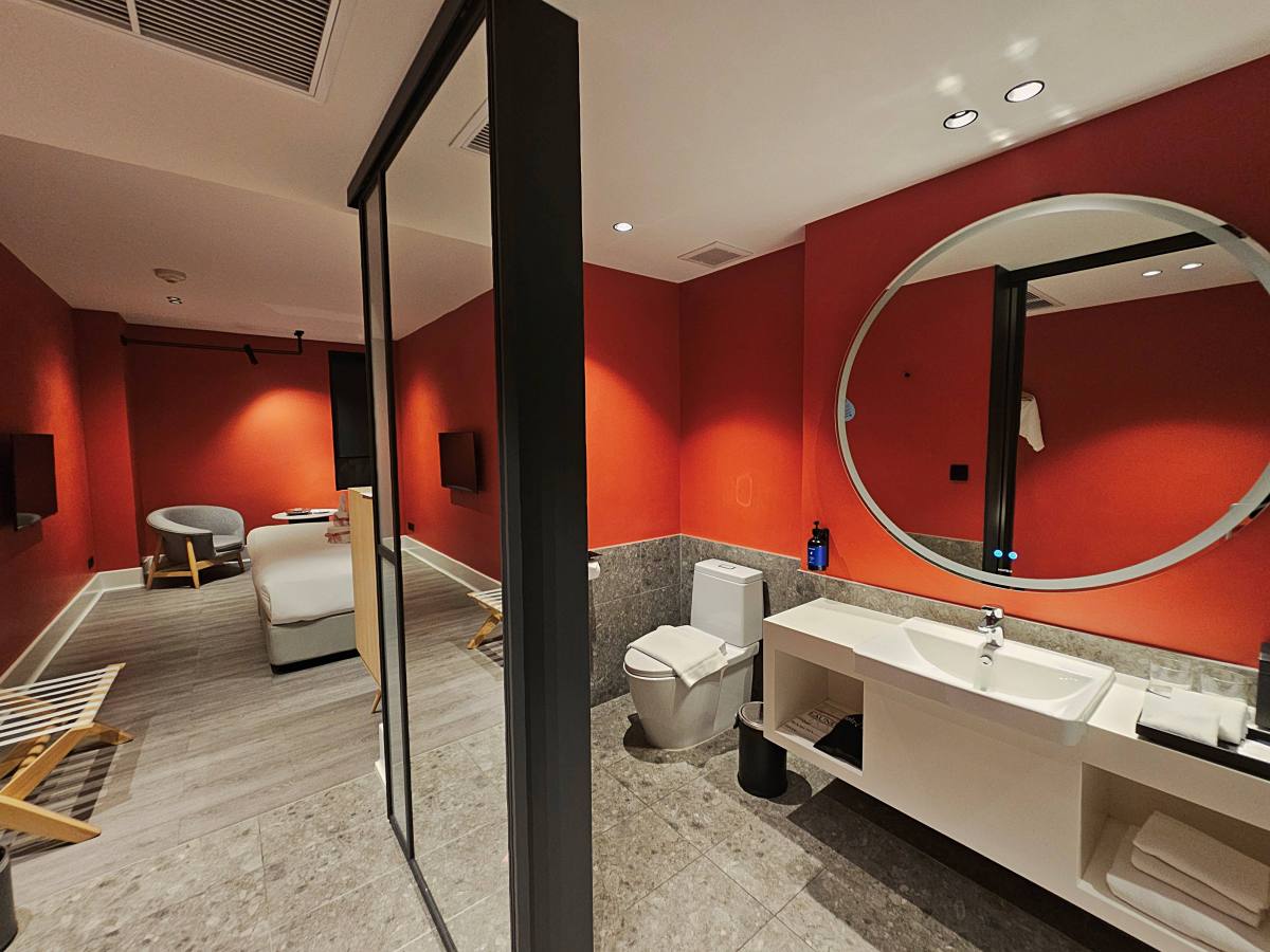 【清邁住宿】Travelodge Nimman 開箱：小資族必收！尼曼區高CP值飯店，頂樓泳池、早餐、房型全攻略！