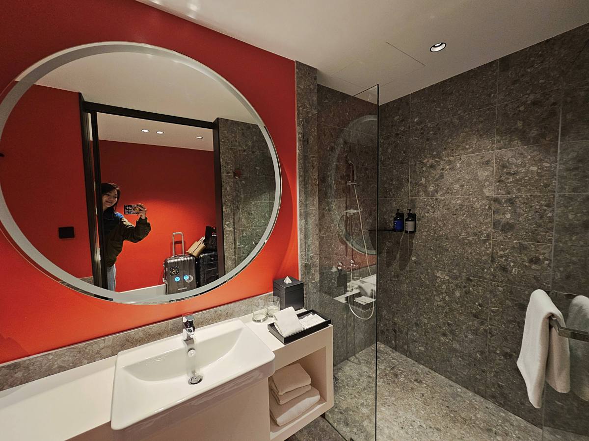 【清邁住宿】Travelodge Nimman 開箱：小資族必收！尼曼區高CP值飯店，頂樓泳池、早餐、房型全攻略！