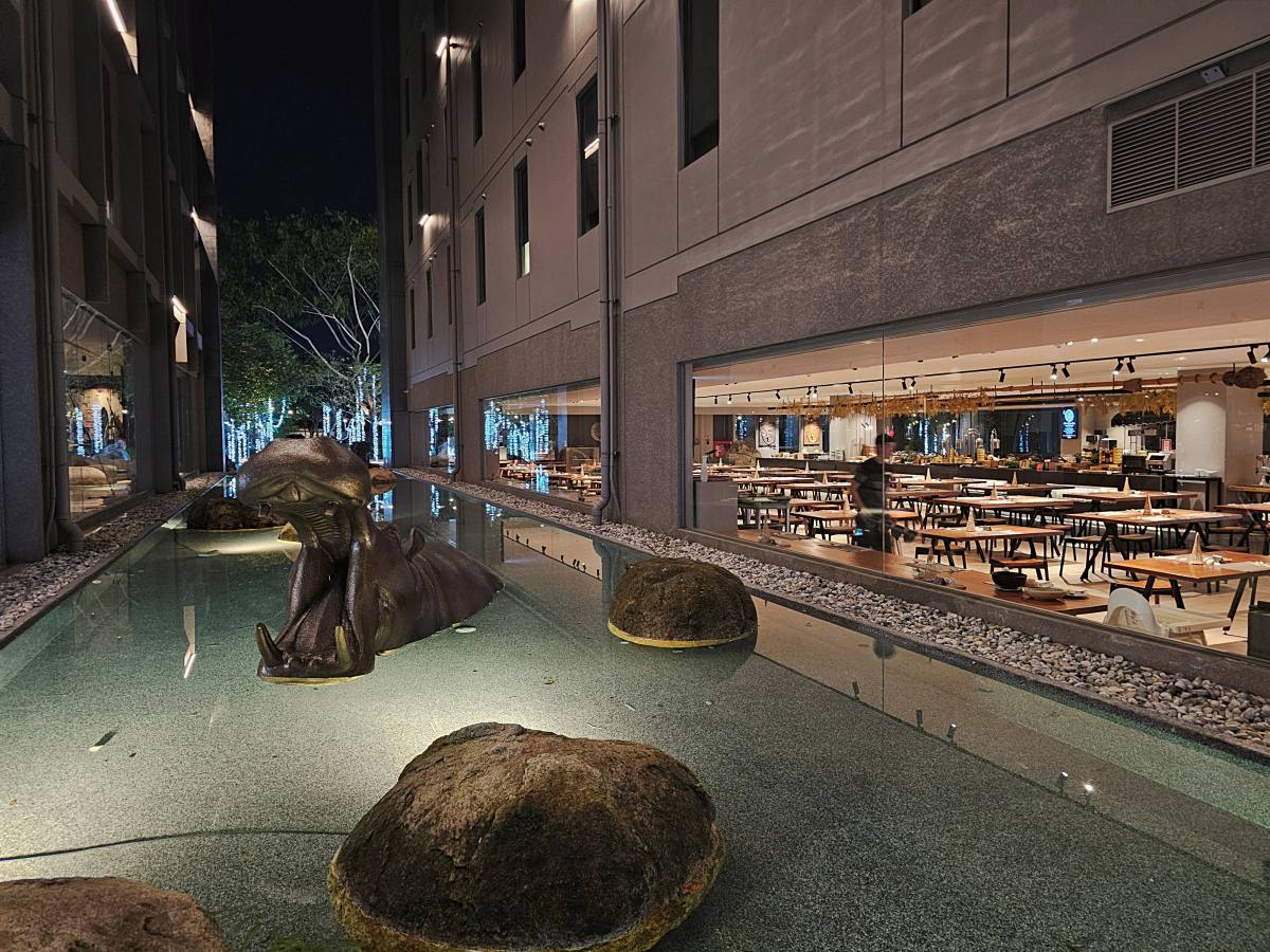 【清邁住宿】Travelodge Nimman 開箱：小資族必收！尼曼區高CP值飯店，頂樓泳池、早餐、房型全攻略！