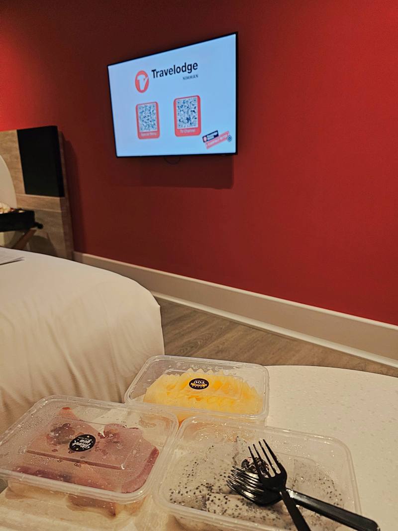 【清邁住宿】Travelodge Nimman 開箱：小資族必收！尼曼區高CP值飯店，頂樓泳池、早餐、房型全攻略！