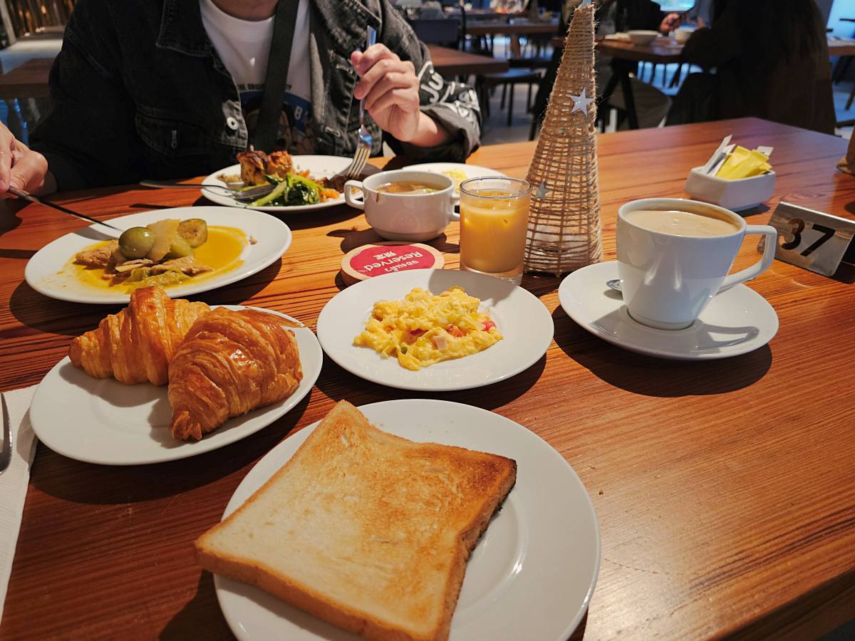 【清邁住宿】Travelodge Nimman 開箱：小資族必收！尼曼區高CP值飯店，頂樓泳池、早餐、房型全攻略！