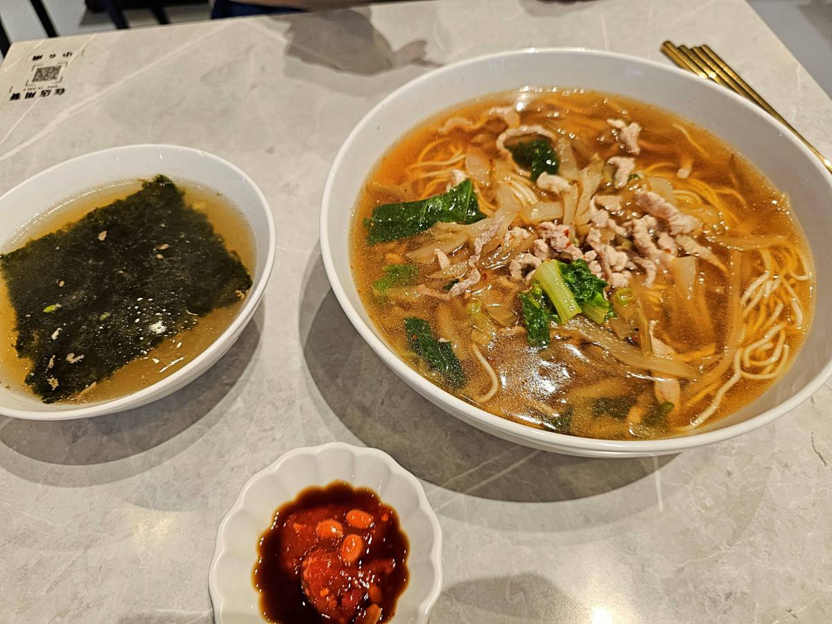 【高雄美術館】最美麵店「鼎DING現炒榨菜肉絲麵」！在極簡工業風空間，品嚐大火快炒、微辣油香的靈魂榨菜肉絲麵！
