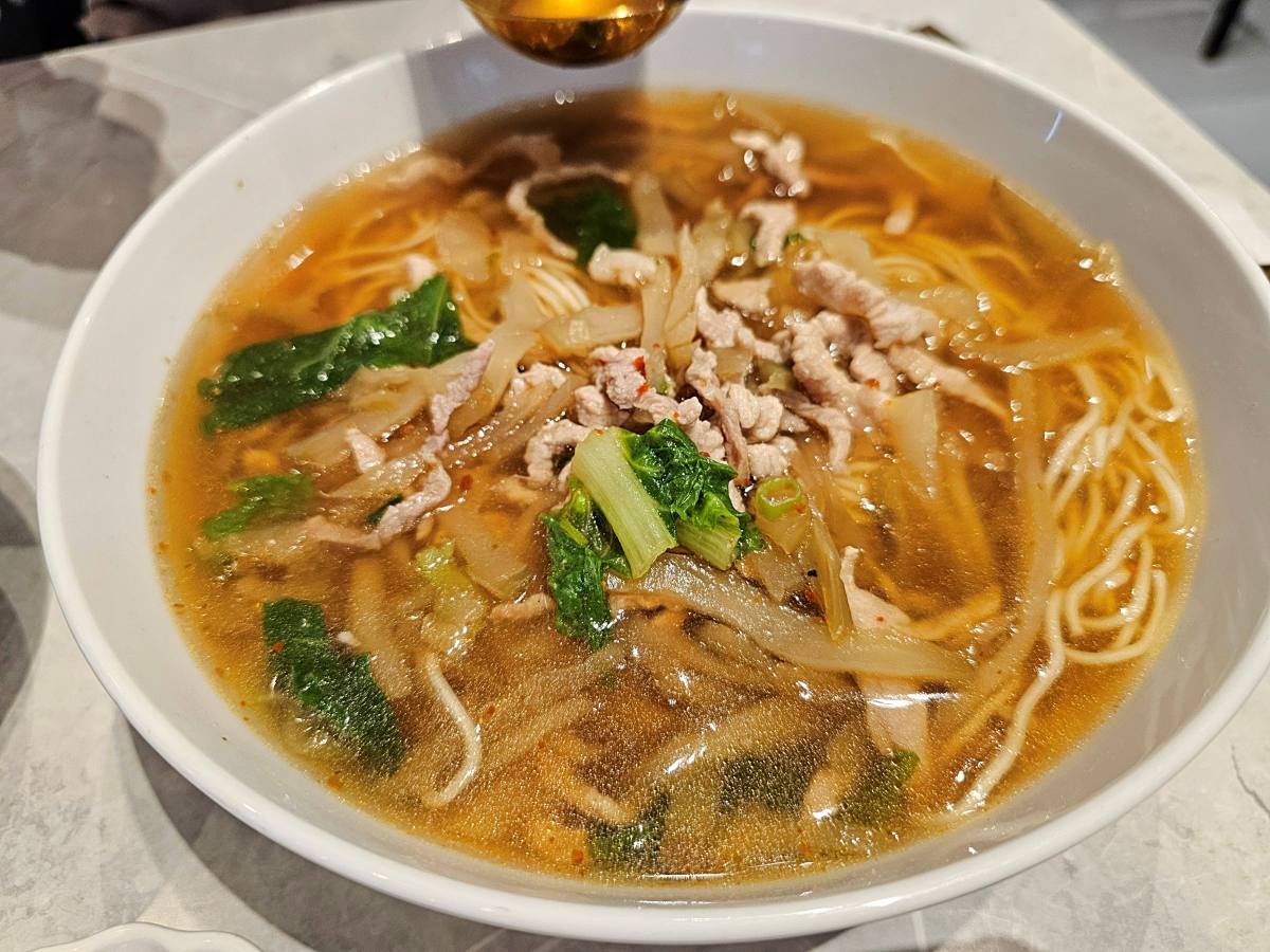 【高雄美術館】最美麵店「鼎DING現炒榨菜肉絲麵」！在極簡工業風空間，品嚐大火快炒、微辣油香的靈魂榨菜肉絲麵！