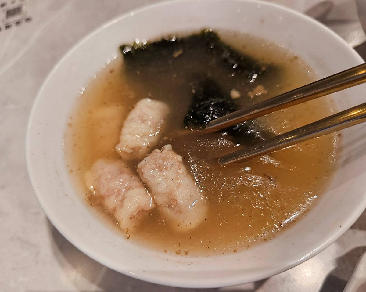 【高雄美術館】最美麵店「鼎DING現炒榨菜肉絲麵」！在極簡工業風空間，品嚐大火快炒、微辣油香的靈魂榨菜肉絲麵！