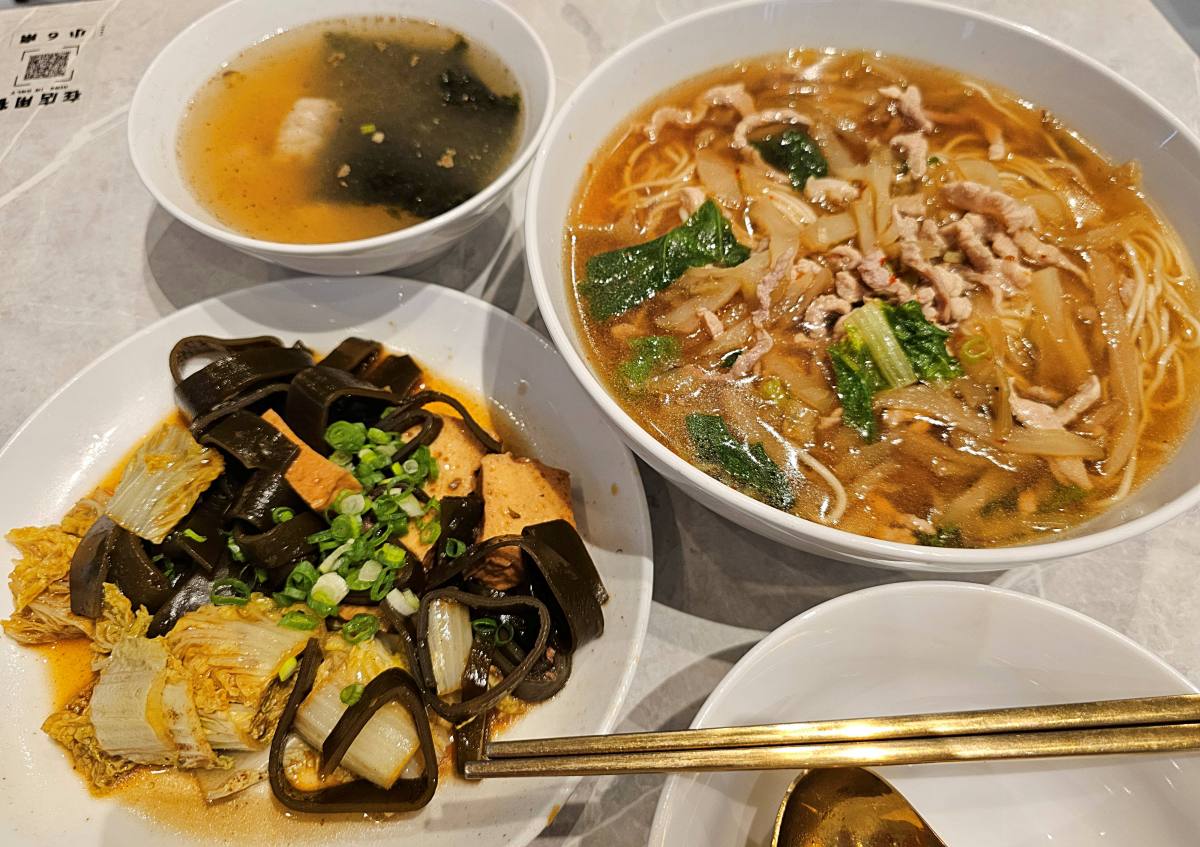 【高雄美術館】最美麵店「鼎DING現炒榨菜肉絲麵」！在極簡工業風空間，品嚐大火快炒、微辣油香的靈魂榨菜肉絲麵！