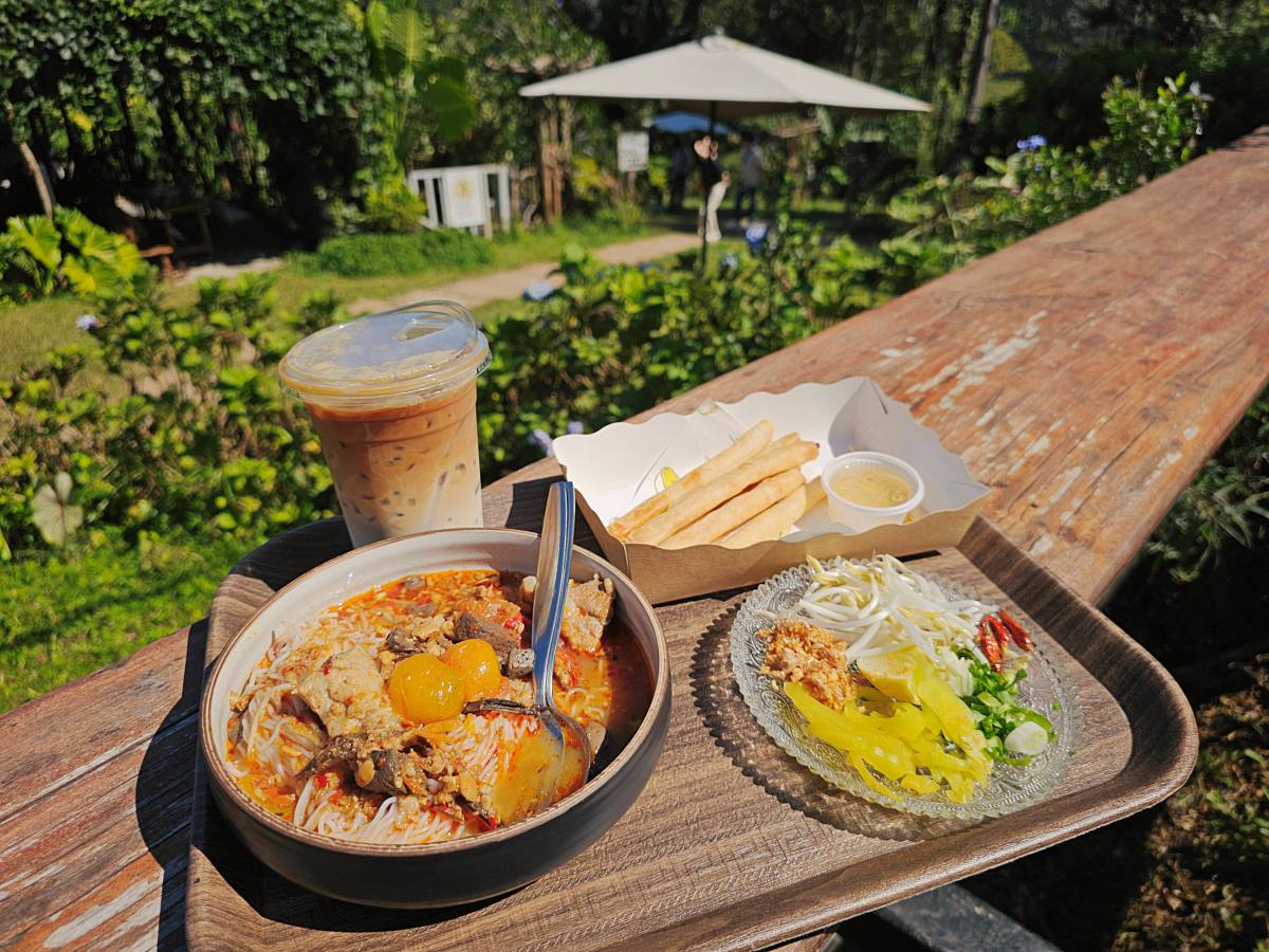 【清邁景點】Elefin Farm & Cafe:免門票、無低消!只需 100 銖就能餵大象合照,清邁近郊療癒森林系咖啡廳推薦 - 第15張圖 【清邁景點】Elefin Farm & Cafe:免門票、無低消!只需 100 銖就能餵大象合照,清邁近郊療癒森林系咖啡廳推薦