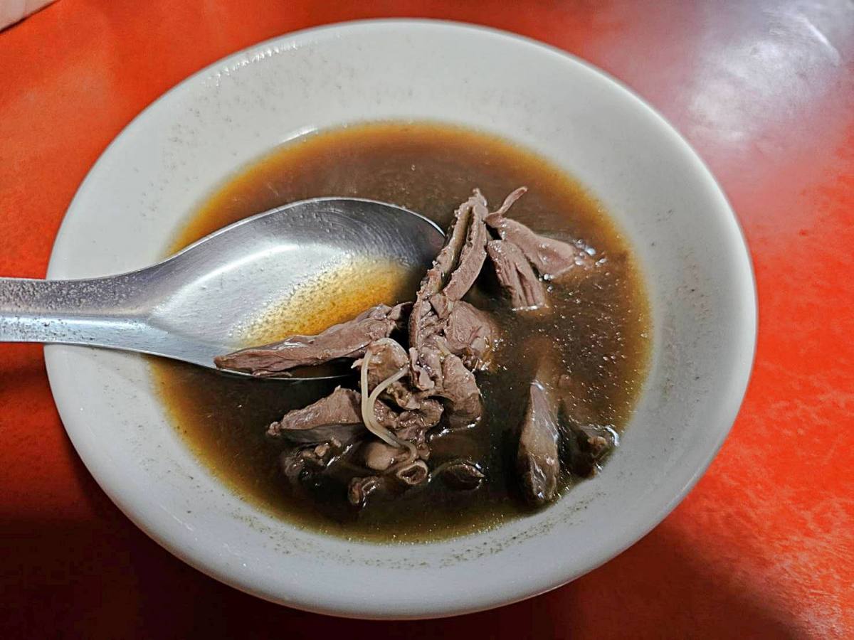 旗山老街旁的「深夜食堂」:在地人才懂的李家當歸鴨,那一口湯是 50 年的靈魂! - 第5張圖 旗山老街旁的「深夜食堂」:在地人才懂的李家當歸鴨,那一口湯是 50 年的靈魂!
