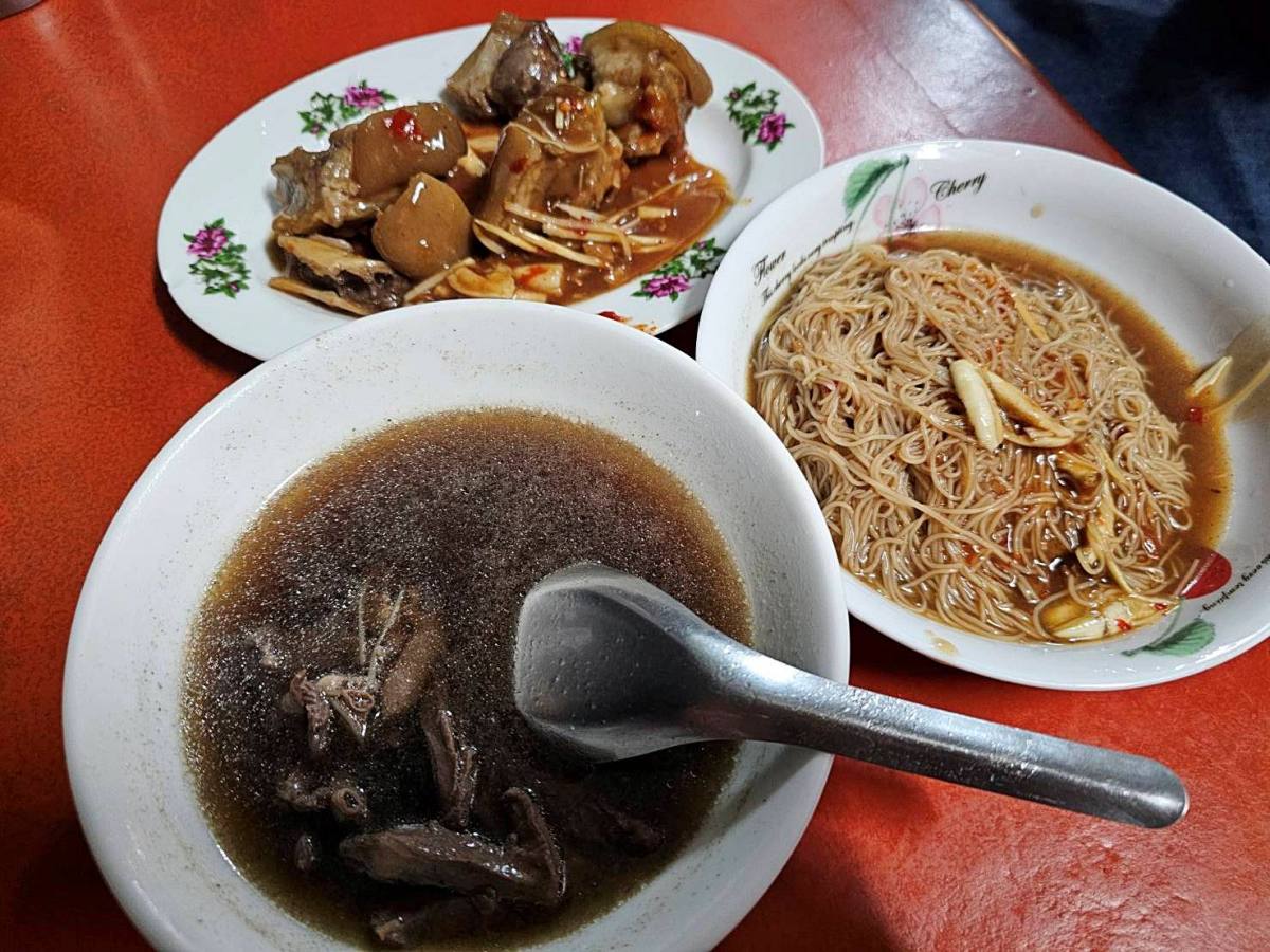 旗山老街旁的「深夜食堂」:在地人才懂的李家當歸鴨,那一口湯是 50 年的靈魂! - 第4張圖 旗山老街旁的「深夜食堂」:在地人才懂的李家當歸鴨,那一口湯是 50 年的靈魂!