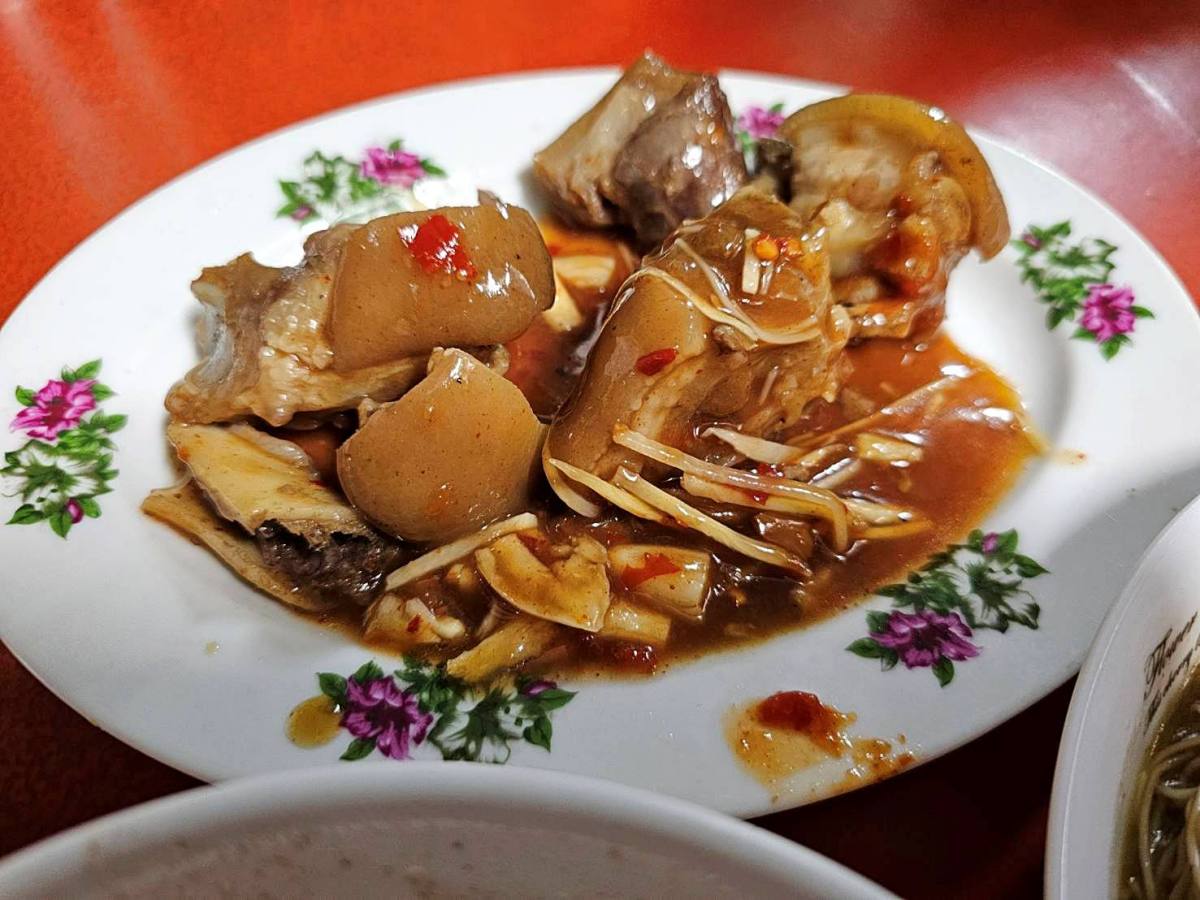 旗山老街旁的「深夜食堂」:在地人才懂的李家當歸鴨,那一口湯是 50 年的靈魂! - 第6張圖 旗山老街旁的「深夜食堂」:在地人才懂的李家當歸鴨,那一口湯是 50 年的靈魂!