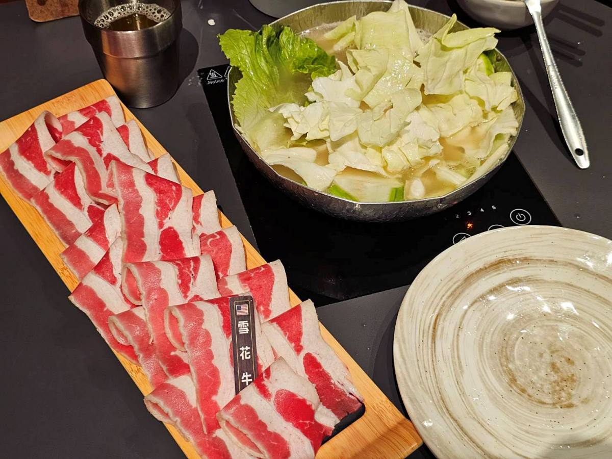 高雄最美海景火鍋！二旭鍋-高流店｜369起火鍋+自助吧吃到飽，坐擁高流第一排美景！