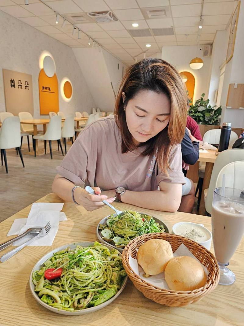 【高雄美食】義朵朵Pasta插旗高雄!屏東傳說中的平價義大利麵,料多實在、奶茶系裝潢超好拍! - 第8張圖 【高雄美食】義朵朵Pasta插旗高雄!屏東傳說中的平價義大利麵,料多實在、奶茶系裝潢超好拍!